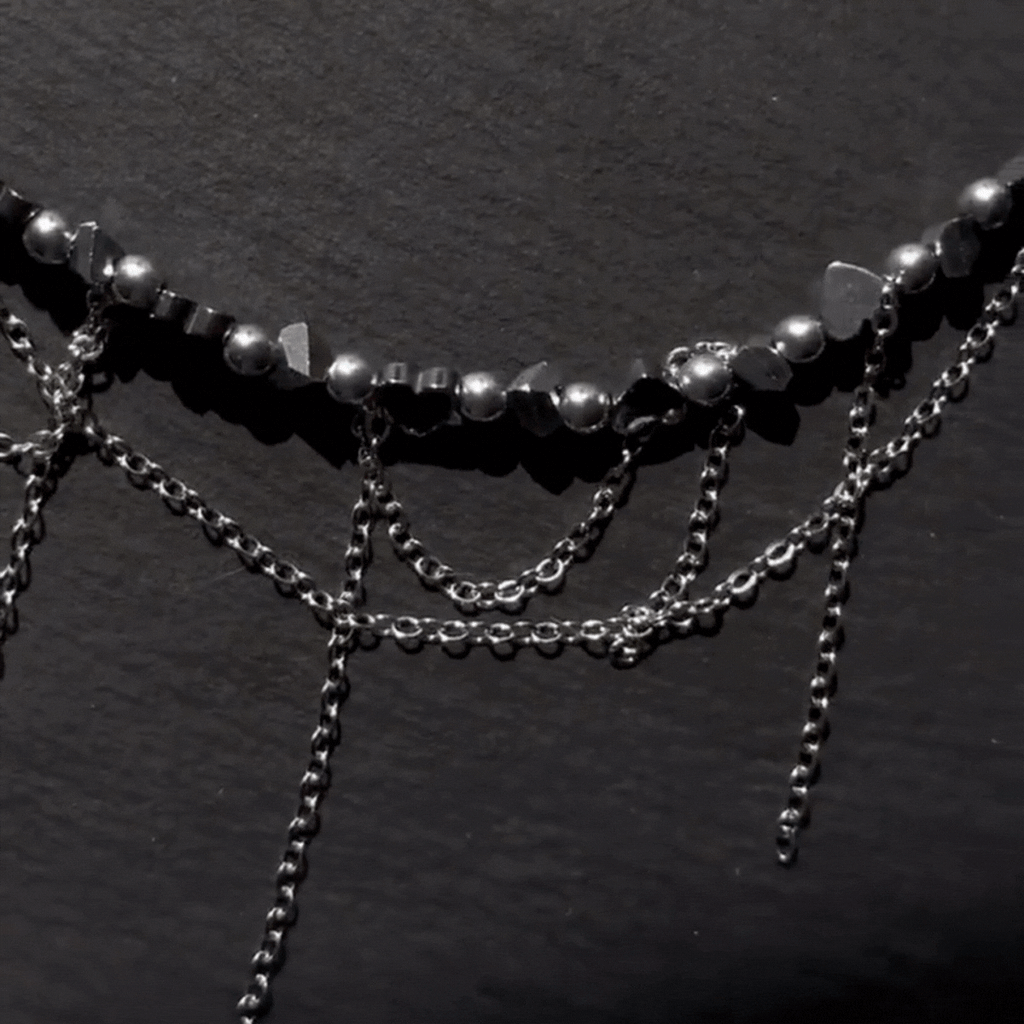 SIELI Náhrdelník s hematitovými srdci, skleněnými korálky a asymetrickými řetízky