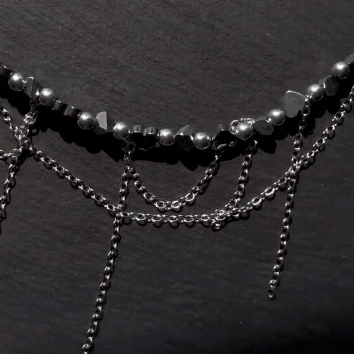 SIELI Náhrdelník s hematitovými srdci, skleněnými korálky a asymetrickými řetízky