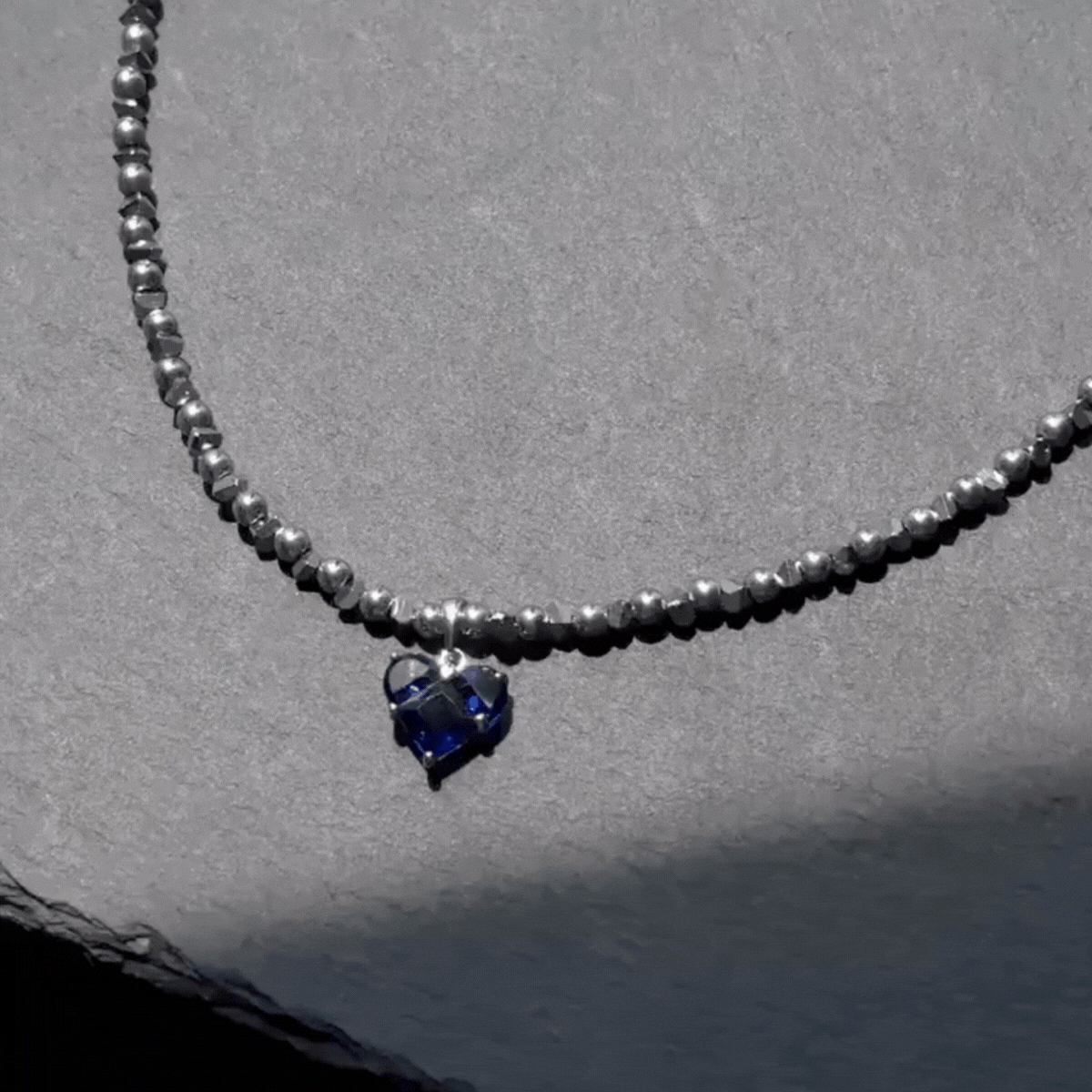 SIELI Náhrdelník s hematitem a tmavě modrým srdcem