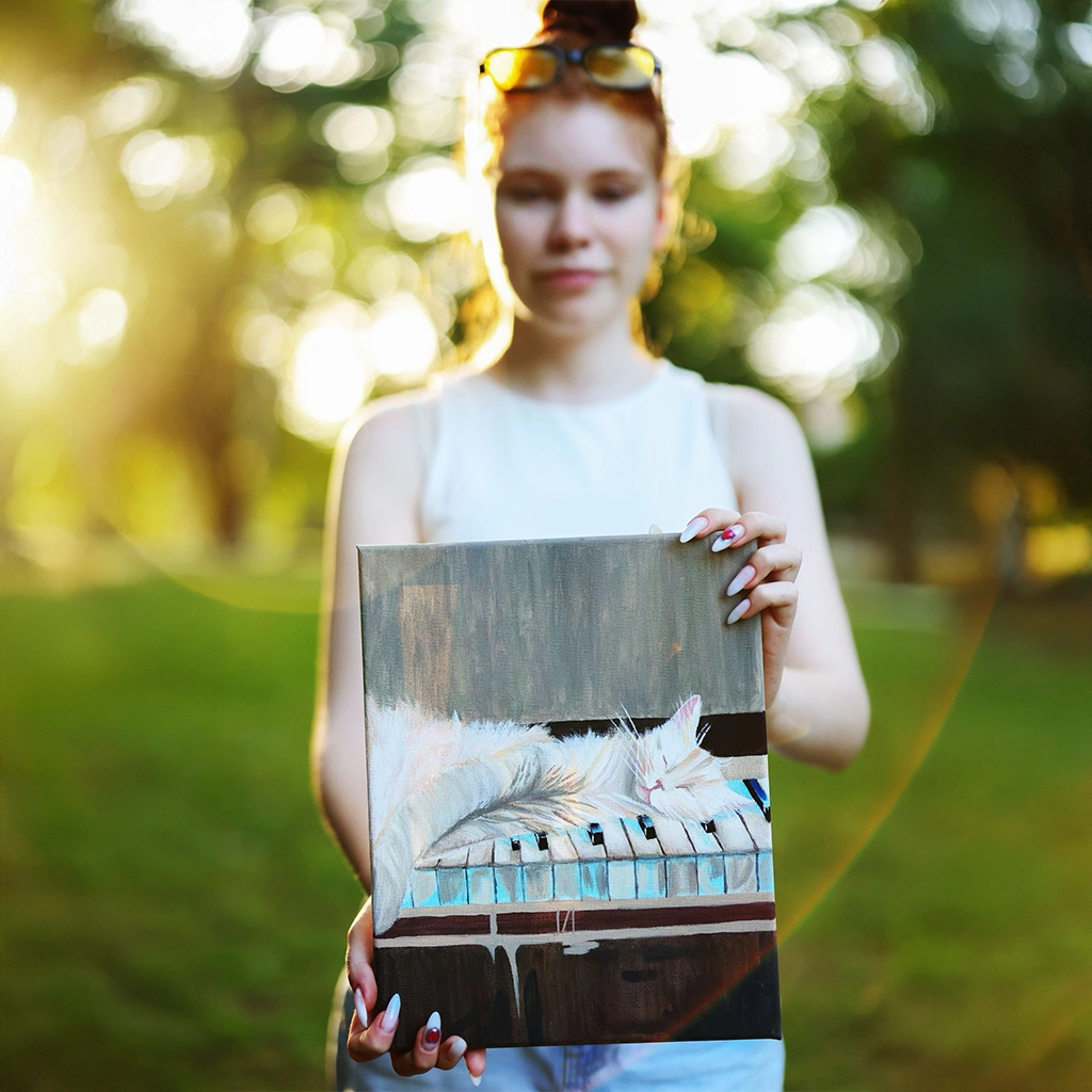 Alisa Kalacheva Kocour na pianu – Originální obraz 20×30 cm