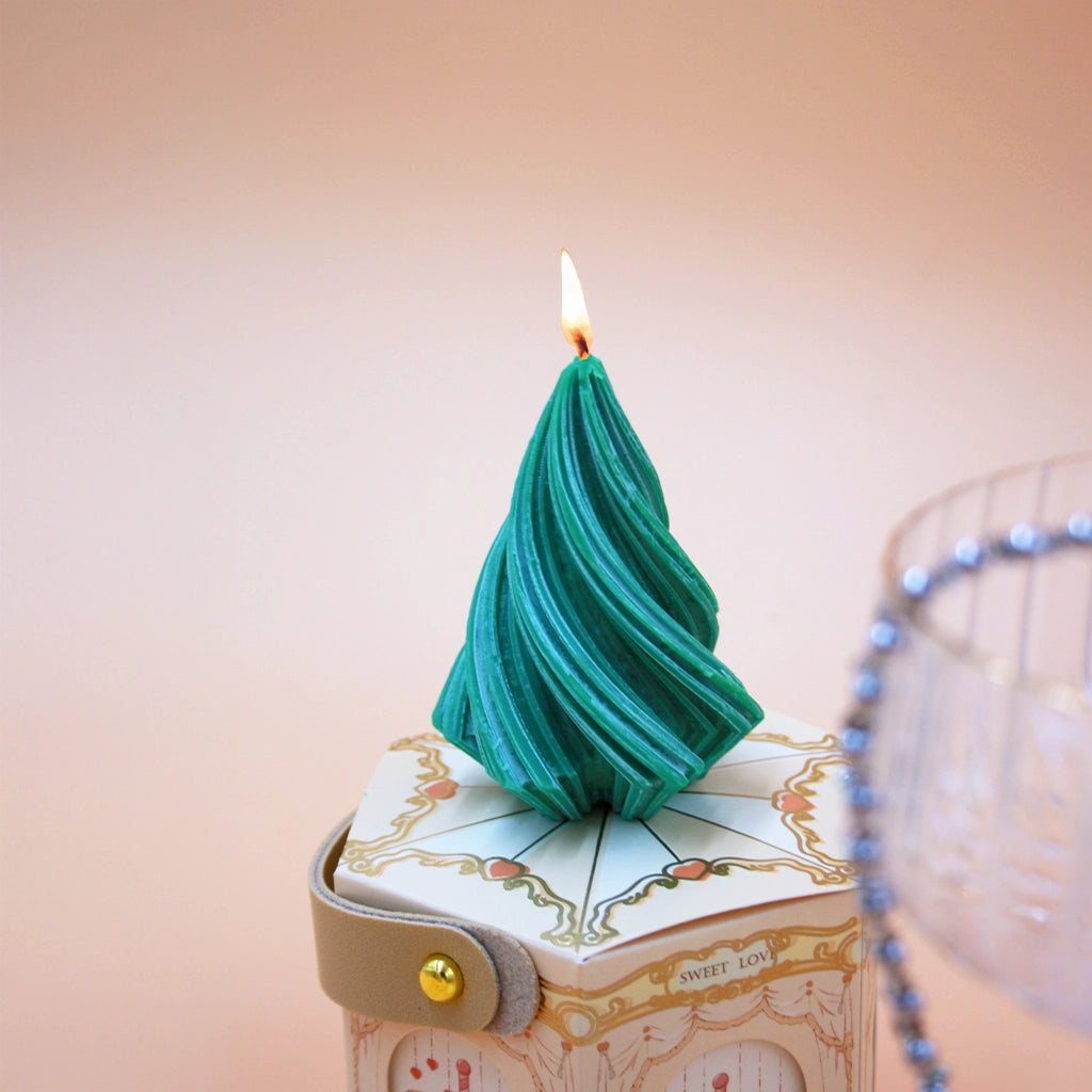 BYLOCAL Vánoční stromeček - dekorativní sojová svíčka v dárkovém balení