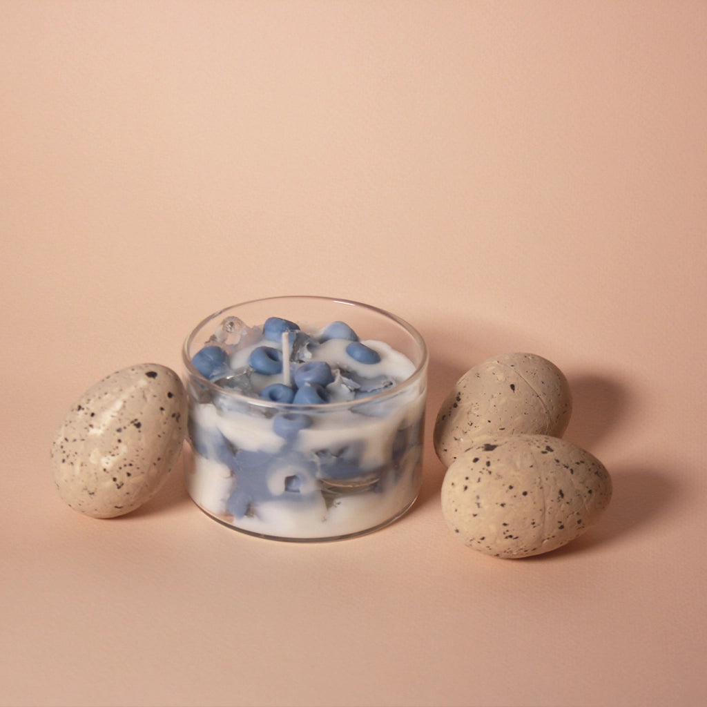BYLOCAL Borůvkový jogurt – dekorativní svíčka ve skle