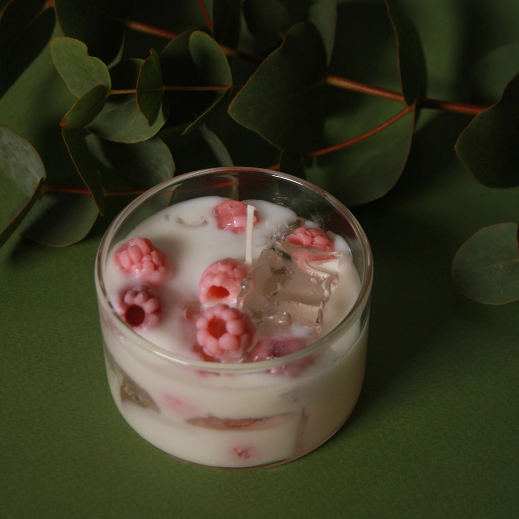 BYLOCAL Malinový jogurt – dekorativní svíčka ve skle