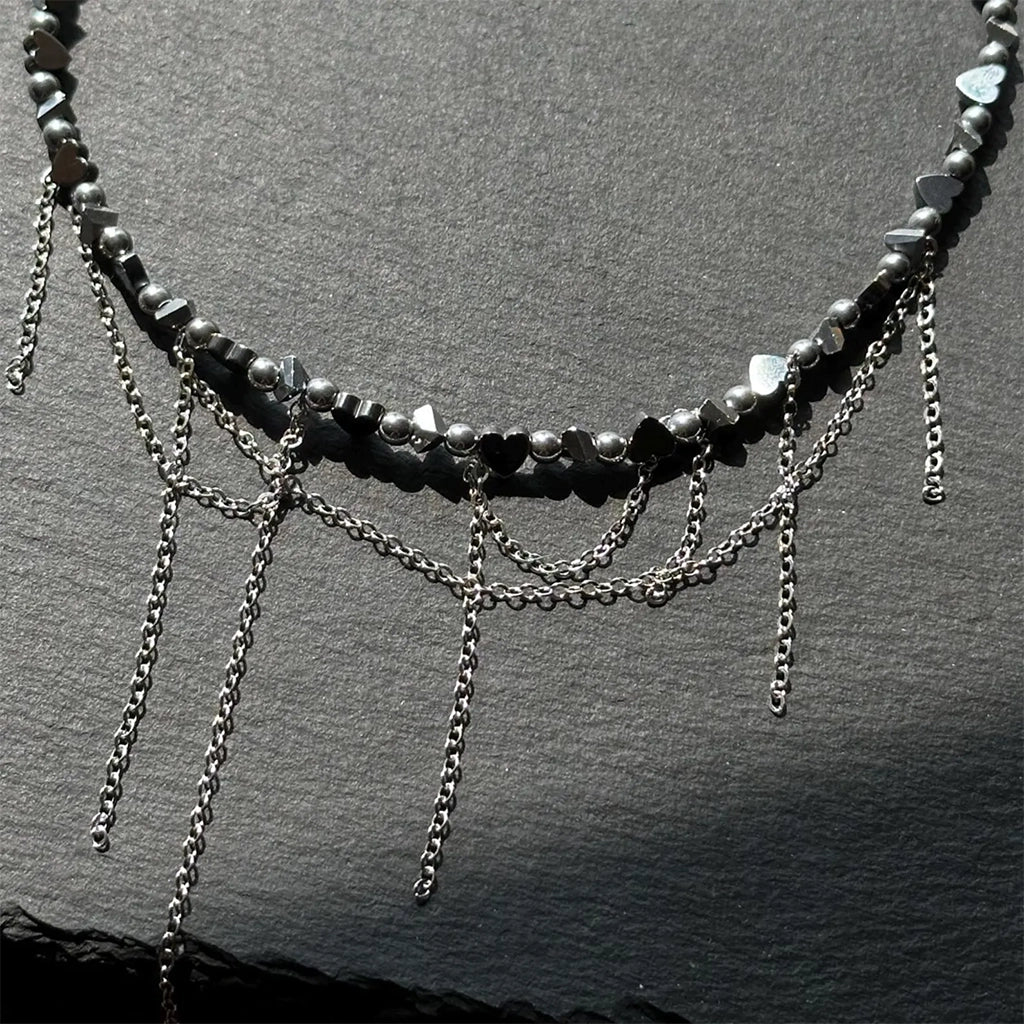 SIELI Náhrdelník s hematitovými srdci, skleněnými korálky a asymetrickými řetízky