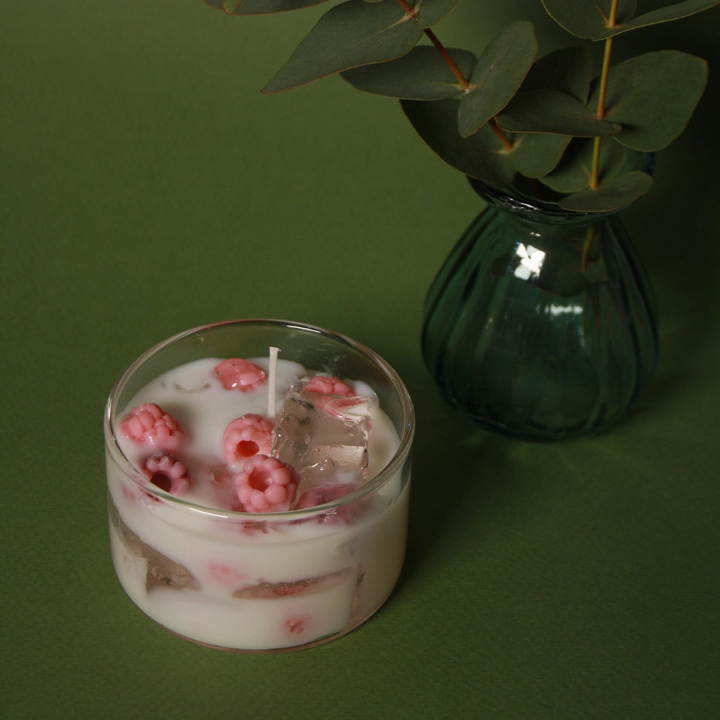BYLOCAL Malinový jogurt – dekorativní svíčka ve skle