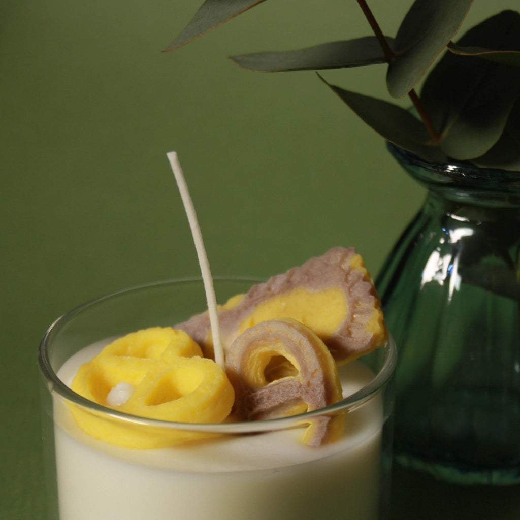 BYLOCAL Yogurt se sušenkami – dekorativní svíčka ve skle