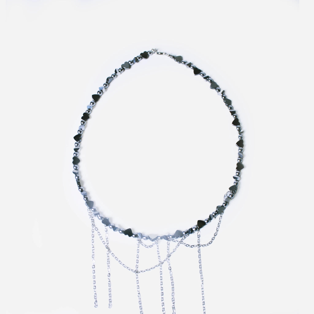 SIELI Náhrdelník s hematitovými srdci, skleněnými korálky a asymetrickými řetízky