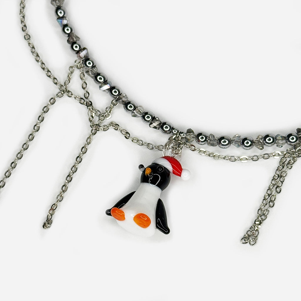 SIELI Náhrdelník s hematitem s přívěsekem ve tvaru vánočního tučňáka