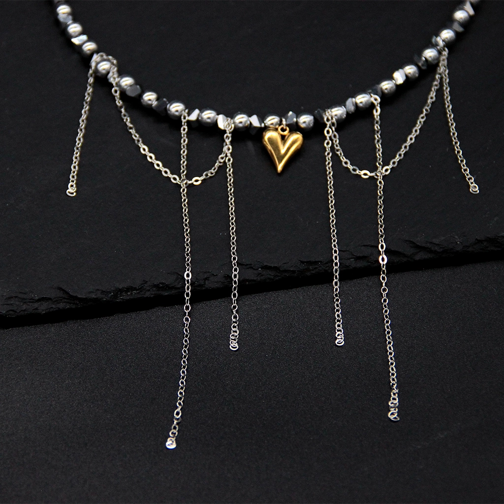 SIELI Náhrdelník s hematitem, skleněnými korálky, přívěskem srdce