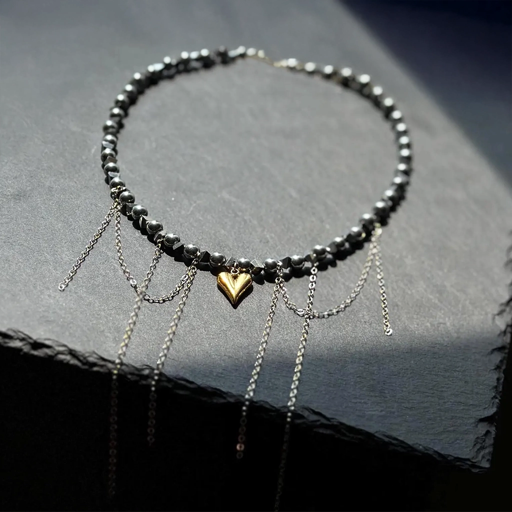 SIELI Náhrdelník s hematitem, skleněnými korálky, přívěskem srdce
