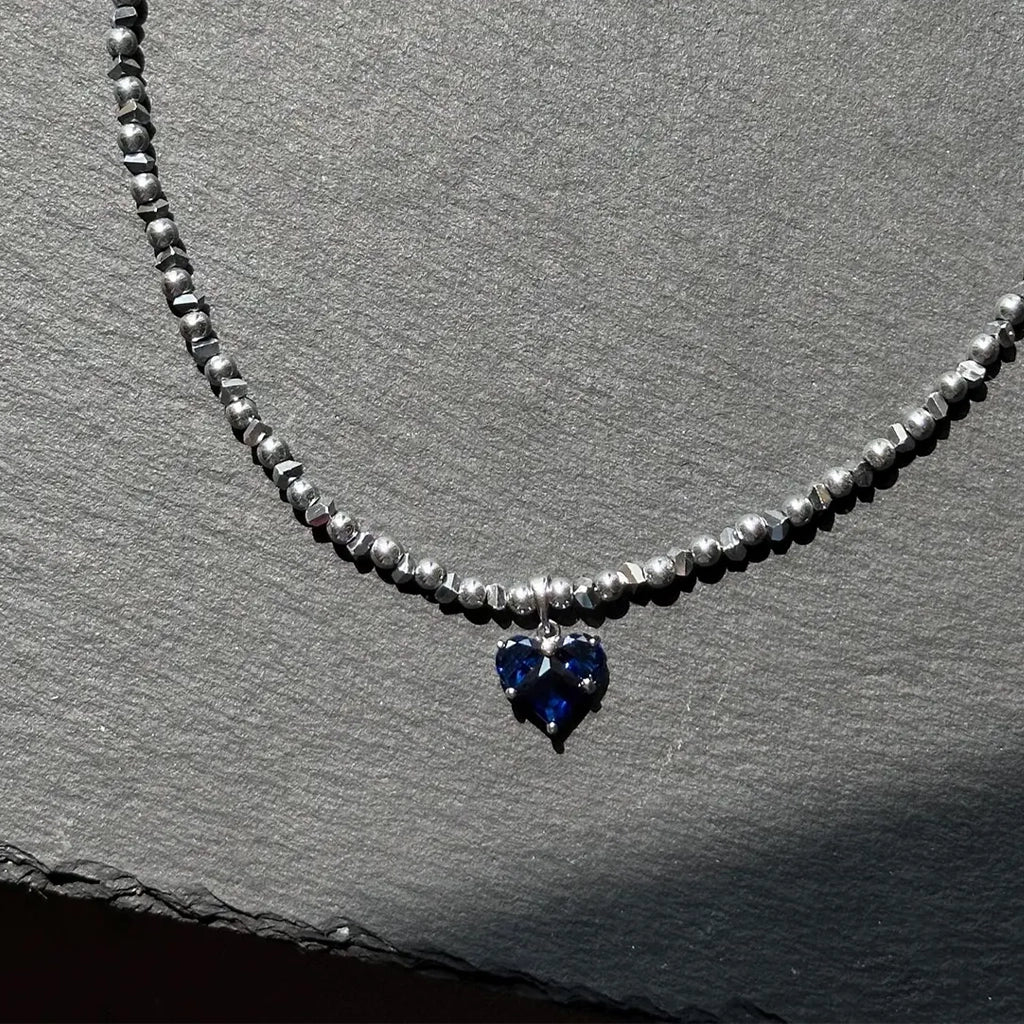 SIELI Náhrdelník s hematitem a tmavě modrým srdcem